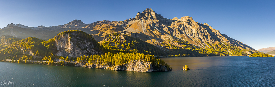 Bergpanorama mit Lärchenwäldern am Silsersee im Herbstlicht Engadin Schweiz Jan Geerk Fotograf Basel