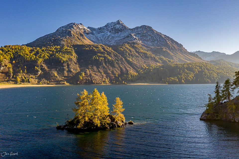 Berglandschaft mit herbstlich gefärbten Lärchenwald am Silsersee in Graubünden, Schweiz – Jan Geerk Fotograf Basel