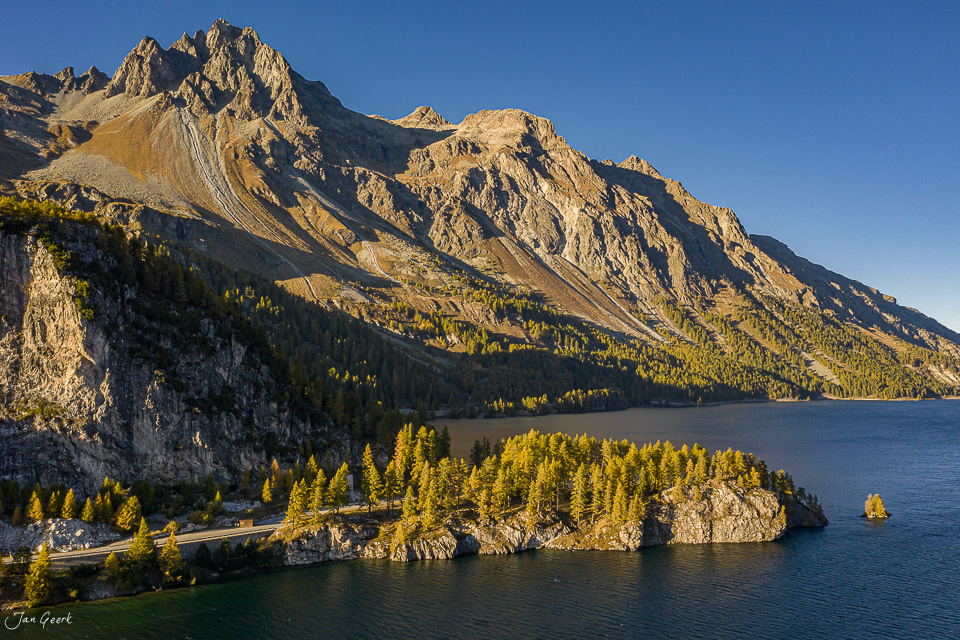 Bergsee mit Lärchenwäldern im Herbst, Silsersee Graubünden Schweiz – Jan Geerk Fotograf Basel