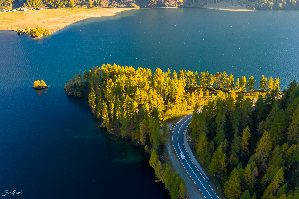 Kurvenreiche Bergstrasse am Silsersee mit goldenem Lärchenwald im Herbst, Engadin Graubünden Schweiz – Jan Geerk Fotograf Basel