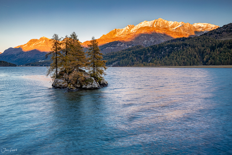 Lärcheninsel im Silsersee mit goldener Bergbeleuchtung, Engadin Graubünden Schweiz – Jan Geerk Fotograf Basel