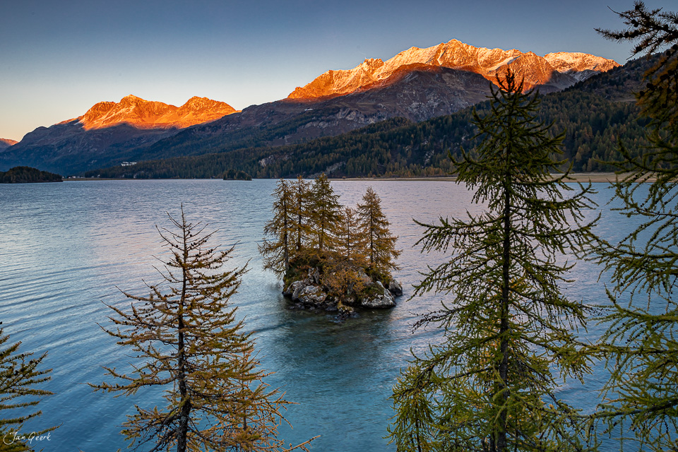 Berglandschaft mit Lärchenbäumen am Silsersee bei goldener Herbstbeleuchtung, Engadin Graubünden Schweiz – Jan Geerk Fotograf Basel