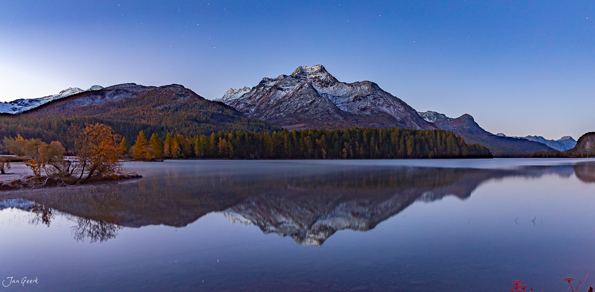 Spiegelglatter See mit schneebedecktem Berg im Herbst, Engadin Graubünden Schweiz – Jan Geerk Fotograf Basel