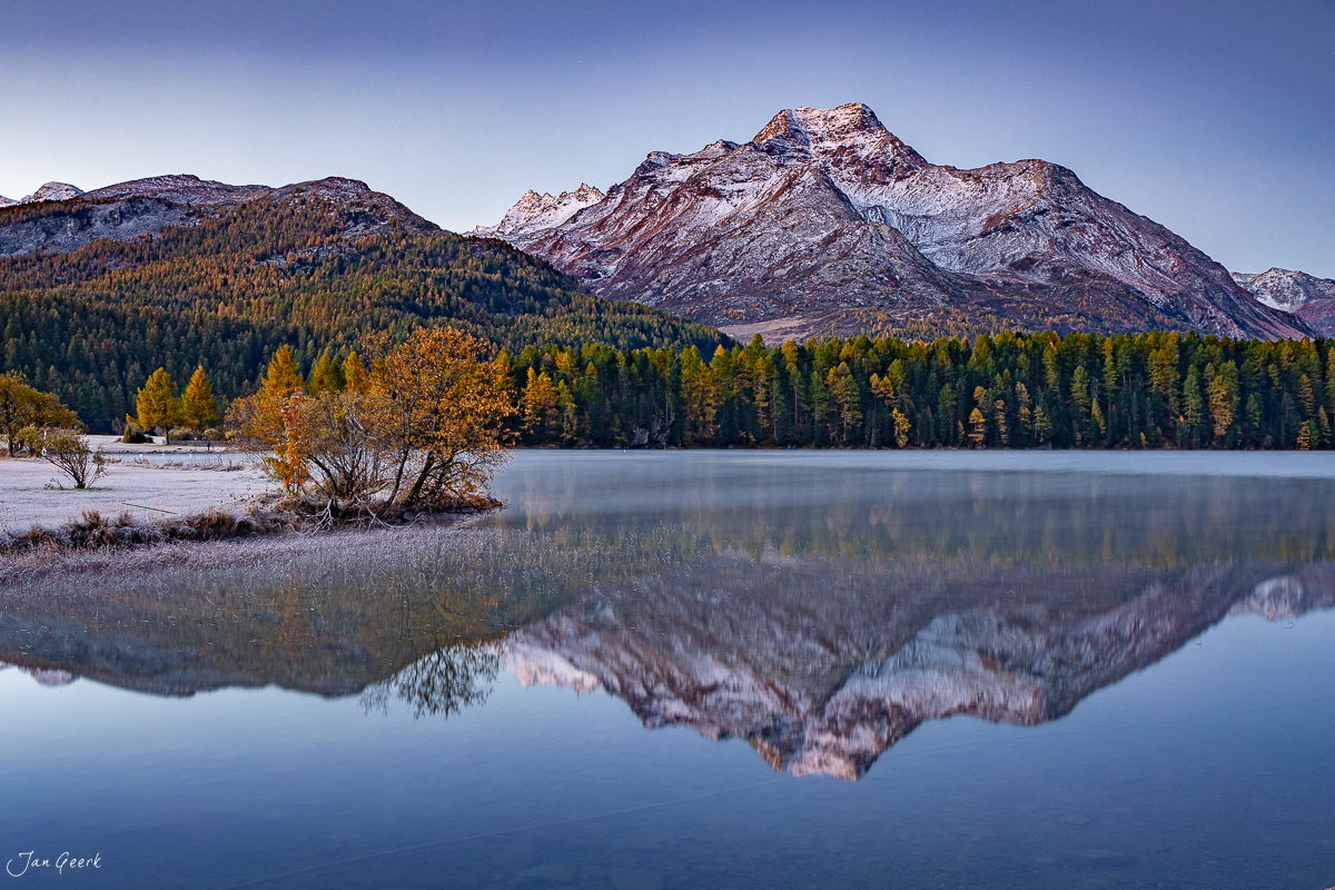 Silsersee mit schneebedecktem Berg, Lärchenwälder im Herbst, Engadin Graubünden Schweiz – Jan Geerk Fotograf Basel
