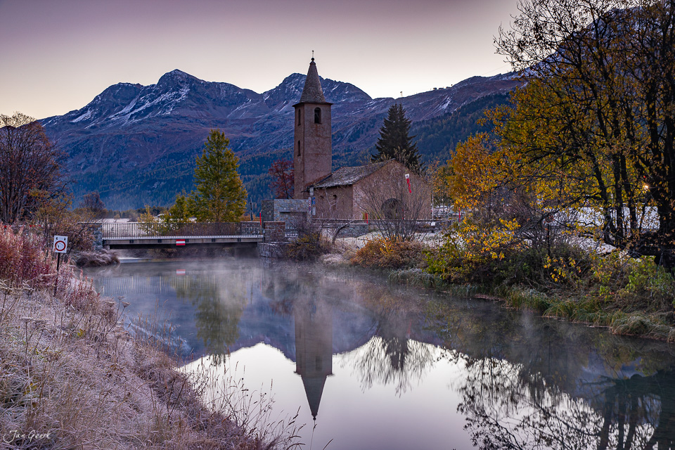 Kirchturm und Dorfansicht Sils spiegeln sich im ruhigen Wasser, Herbststimmung Engadin Graubünden Schweiz – Jan Geerk Fotograf Basel