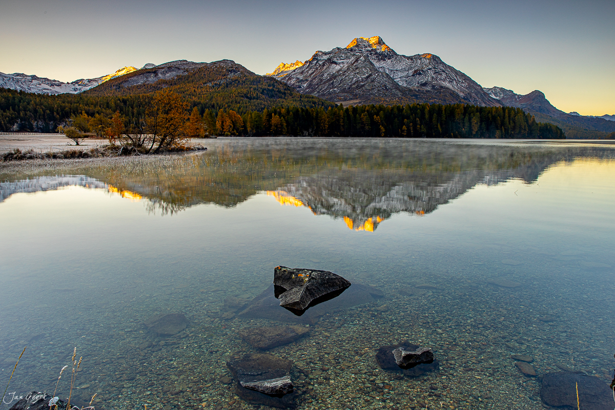 Spiegelglatter See mit Bergspiegelung, Herbst am Silsersee Engadin Graubünden Schweiz – Jan Geerk Fotograf Basel