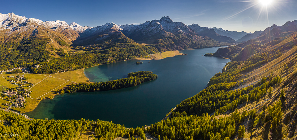 Silsersee mit schneebedeckten Bergen, Lärchenwälder in Herbstfarben, Engadin Graubünden Schweiz – Jan Geerk Fotograf Basel