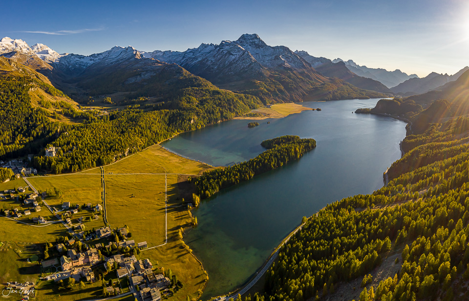 Silsersee mit schneebedeckten Bergen, Alpenwälder und Sonnenlicht, Engadin Graubünden Schweiz – Jan Geerk Fotograf Basel