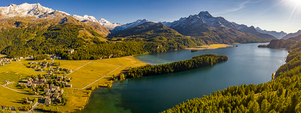 Silsersee mit schneebedeckten Bergen, grünen Wäldern und Alpendorf im Engadin, Graubünden Schweiz – Jan Geerk Fotograf Basel