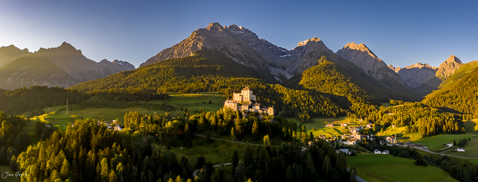 Schloss Tarasp in der Engadin-Landschaft mit Bergen bei Kantlicht, Sommer, Graubünden, Schweiz – Jan Geerk Fotograf Basel