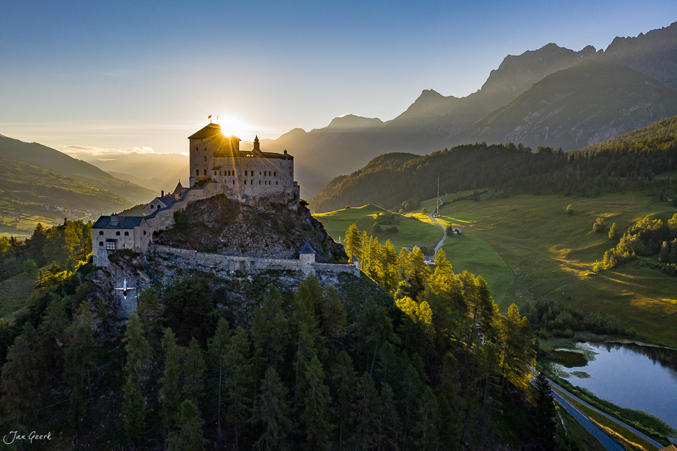 Schloss Tarasp auf Felsklippe im Engadin Sonnenaufgang Sommer Graubünden Schweiz Jan Geerk Fotograf Basel