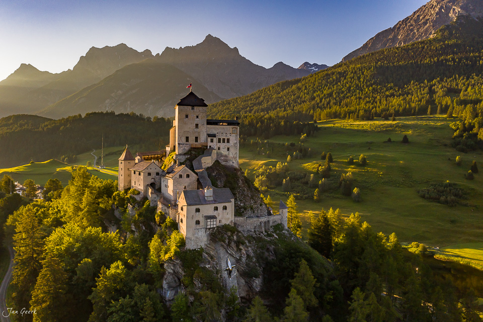 Schloss Tarasp auf Felsklippe mit Engadin Bergpanorama, goldenes Sommerlicht, Graubünden Schweiz – Jan Geerk Fotograf Basel