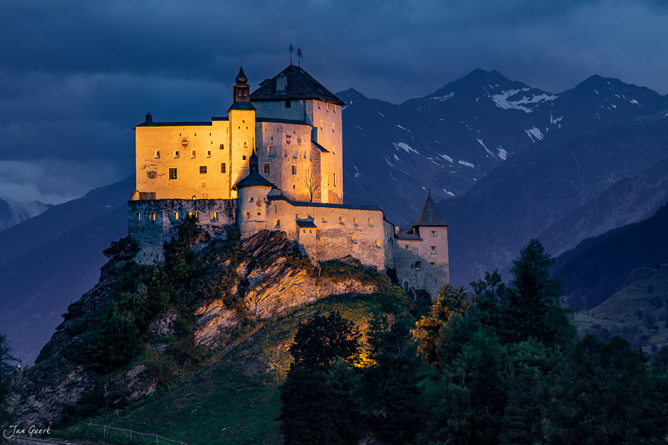 Schloss Tarasp auf Felsklippe bei Kantlicht, Engadin Graubünden Schweiz – Jan Geerk Fotograf Basel