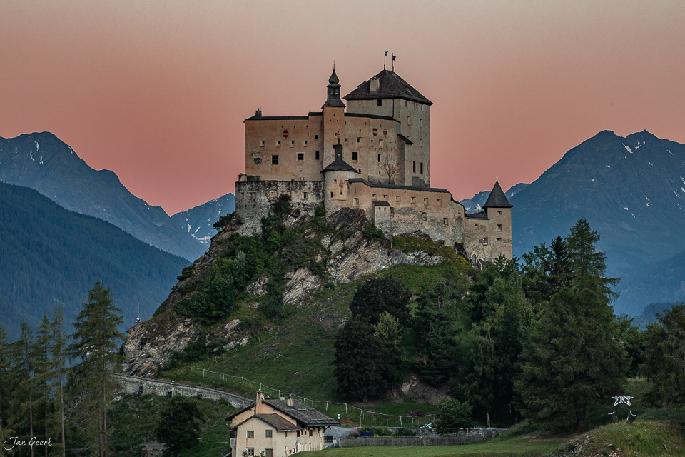 Schloss Tarasp auf felsigem Hügel mit Alpenblick, Sommerlich-zartes Kantlicht, Engadin Graubünden Schweiz – Jan Geerk Fotograf Basel