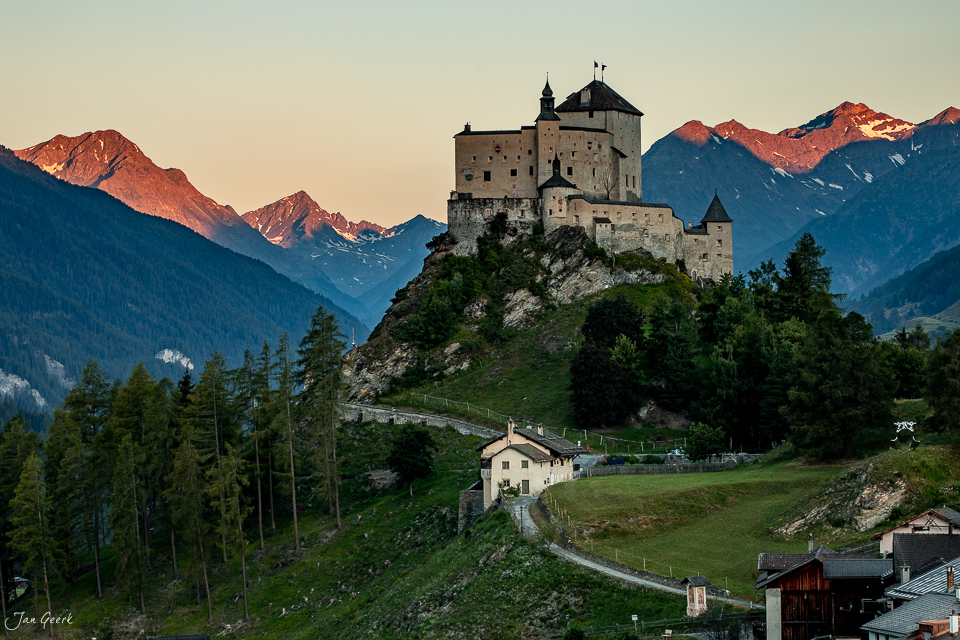 Schloss Tarasp auf felsigem Bergrücken mit Alpengipfeln und Föhrenwäldern im Engadin-Sommer, Graubünden Schweiz – Jan Geerk Fotograf Basel