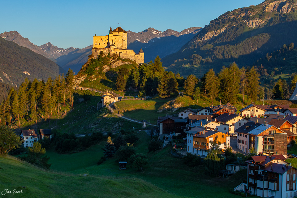Schloss Tarasp über dem Dorf in goldener Sommersonne, Engadin Graubünden Schweiz – Jan Geerk Fotograf Basel