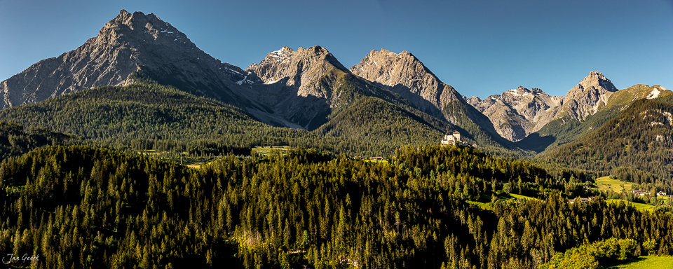 Tarasp Schloss und Bergpanorama im Engadin Sommer Graubünden Schweiz Jan Geerk Fotograf Basel
