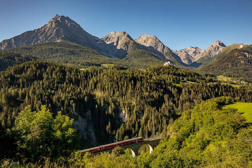 Güterzug auf Viadukt über Engadin Tal mit Piz Tarasp Gebirgskulisse Sommer Graubünden Schweiz Jan Geerk Fotograf Basel