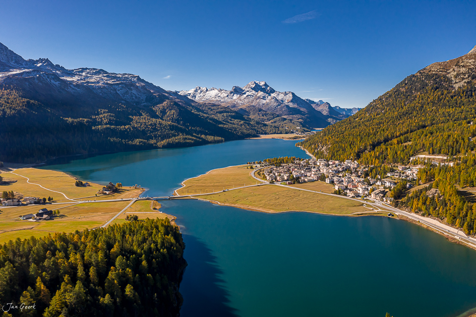 Silvaplanasee mit Bergkette und Lärchenwäldern im Herbst Engadin Schweiz Jan Geerk Fotograf Basel