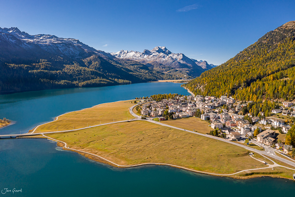 Luftaufnahme Silvaplana Engadin türkisblauer See Berglandschaft Herbst Graubünden Schweiz Jan Geerk Fotograf Basel