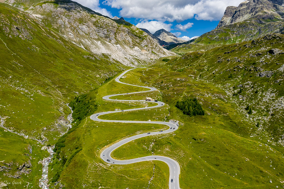 Serpentinenstraße Julierpass Luftaufnahme Sommer Graubünden Schweiz Jan Geerk Fotograf Basel