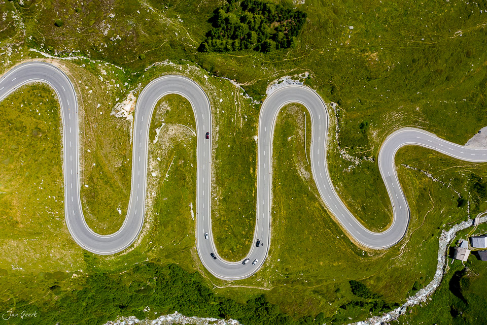 Luftaufnahme der serpentinischen Kehren des Julierpasses im Sommer, Graubünden Schweiz – Jan Geerk Fotograf Basel