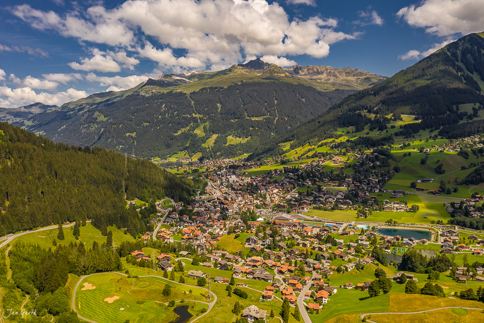 Luftaufnahme von Klosters mit Davosersee, Berglandschaft im Sommer, Graubünden Schweiz – Jan Geerk Fotograf Basel
