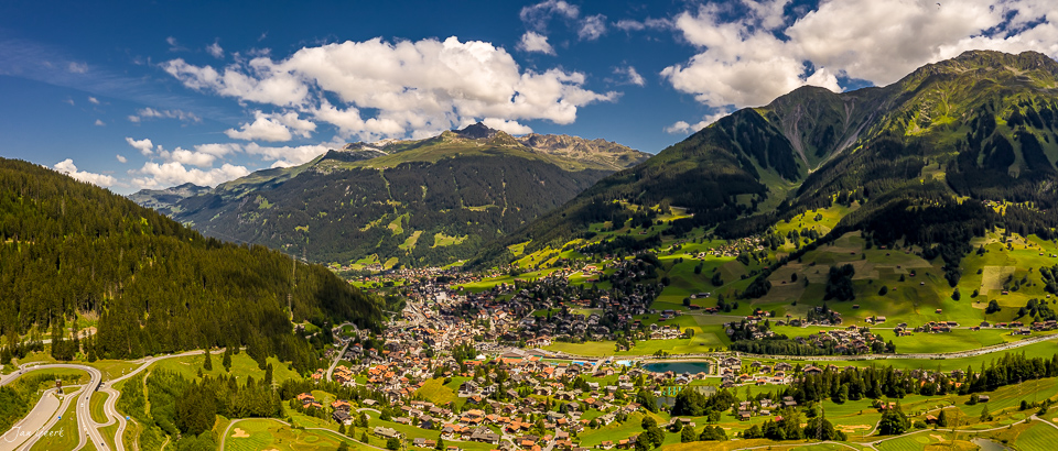 Luftaufnahme Klosters Sommerlandschaft mit grünen Bergen und Tälern Graubünden Schweiz Jan Geerk Fotograf Basel