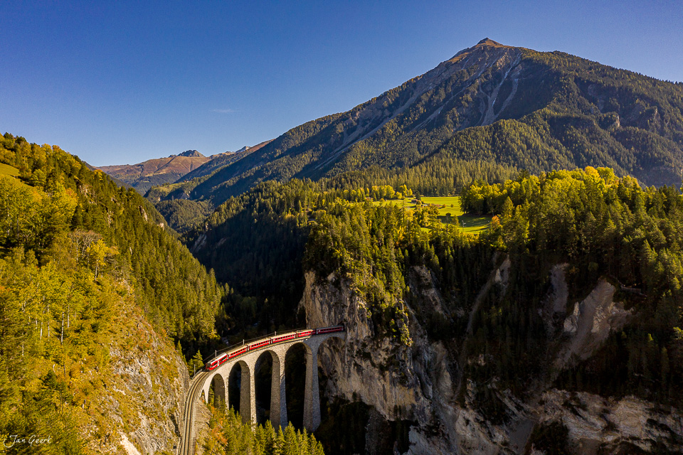 Landwasserviadukt über Schlucht mit Gebirgspanorama Herbststimmung Graubünden Schweiz Jan Geerk Fotograf Basel