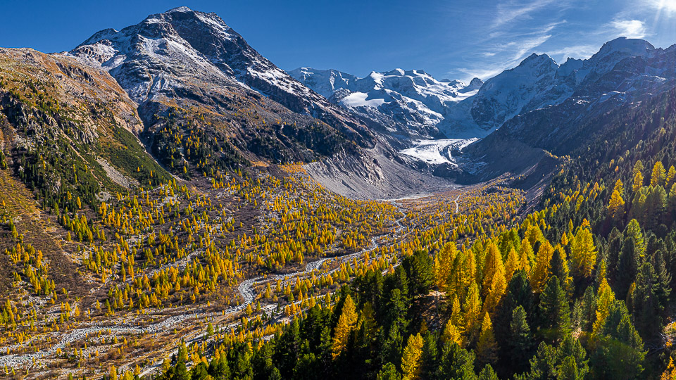 Herbstliche Berglandschaft mit Lärchenwald und Gletscher im Morteratsch Tal Graubünden Schweiz – Jan Geerk Fotograf Basel