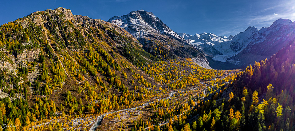 Herbstliche Lärchenlandschaft im Morteratschtal mit schneebedeckten Gipfeln in Graubünden Schweiz – Jan Geerk Fotograf Basel