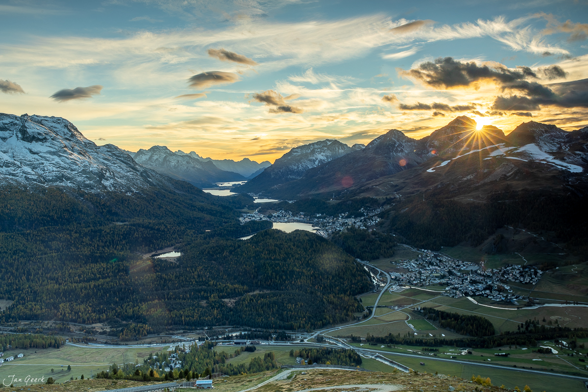 Luftaufnahme Engadin-Tal mit verschneiten Bergen, Seen und Dorf beim Sonnenuntergang Graubünden Schweiz – Jan Geerk Fotograf Basel