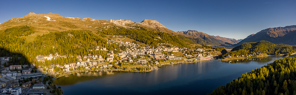 Luftaufnahme St. Moritz mit See, Bergen und Wäldern in Sommerlicht, Graubünden Schweiz – Jan Geerk Fotograf Basel