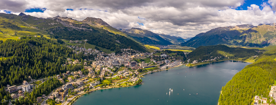 Luftaufnahme Sankt Moritz mit See, Bergen und Wald im Sommer, Engadin Graubünden Schweiz – Jan Geerk Fotograf Basel