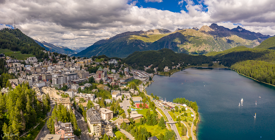 Luftaufnahme von Sankt Moritz mit See und Bergen, Sommerblick Graubünden Schweiz – Jan Geerk Fotograf Basel