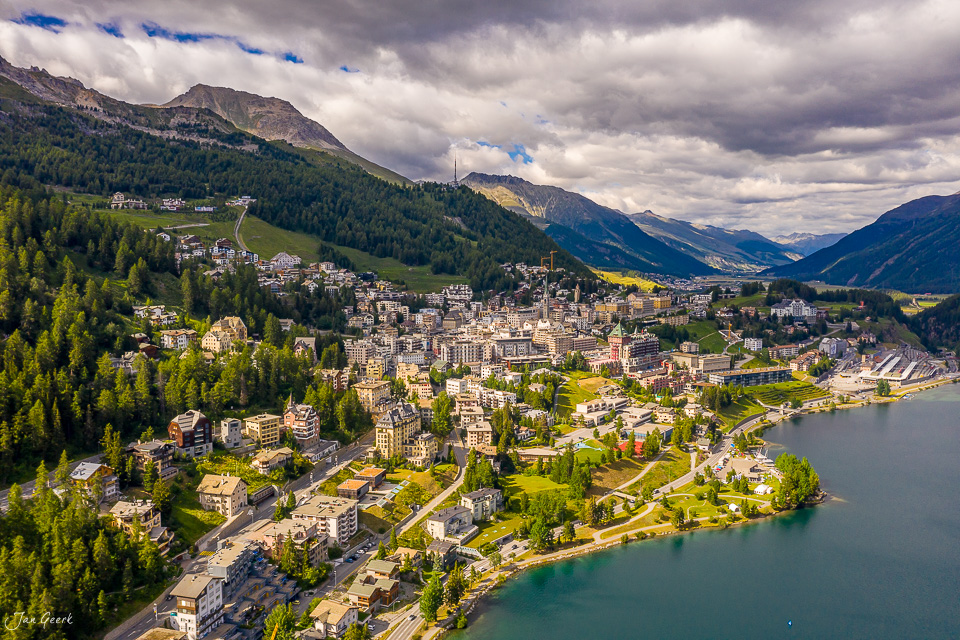 Luftaufnahme Sankt Moritz mit See, Bergen und Engadin Tal bei Sonnenschein Sommer Graubünden Schweiz – Jan Geerk Fotograf Basel