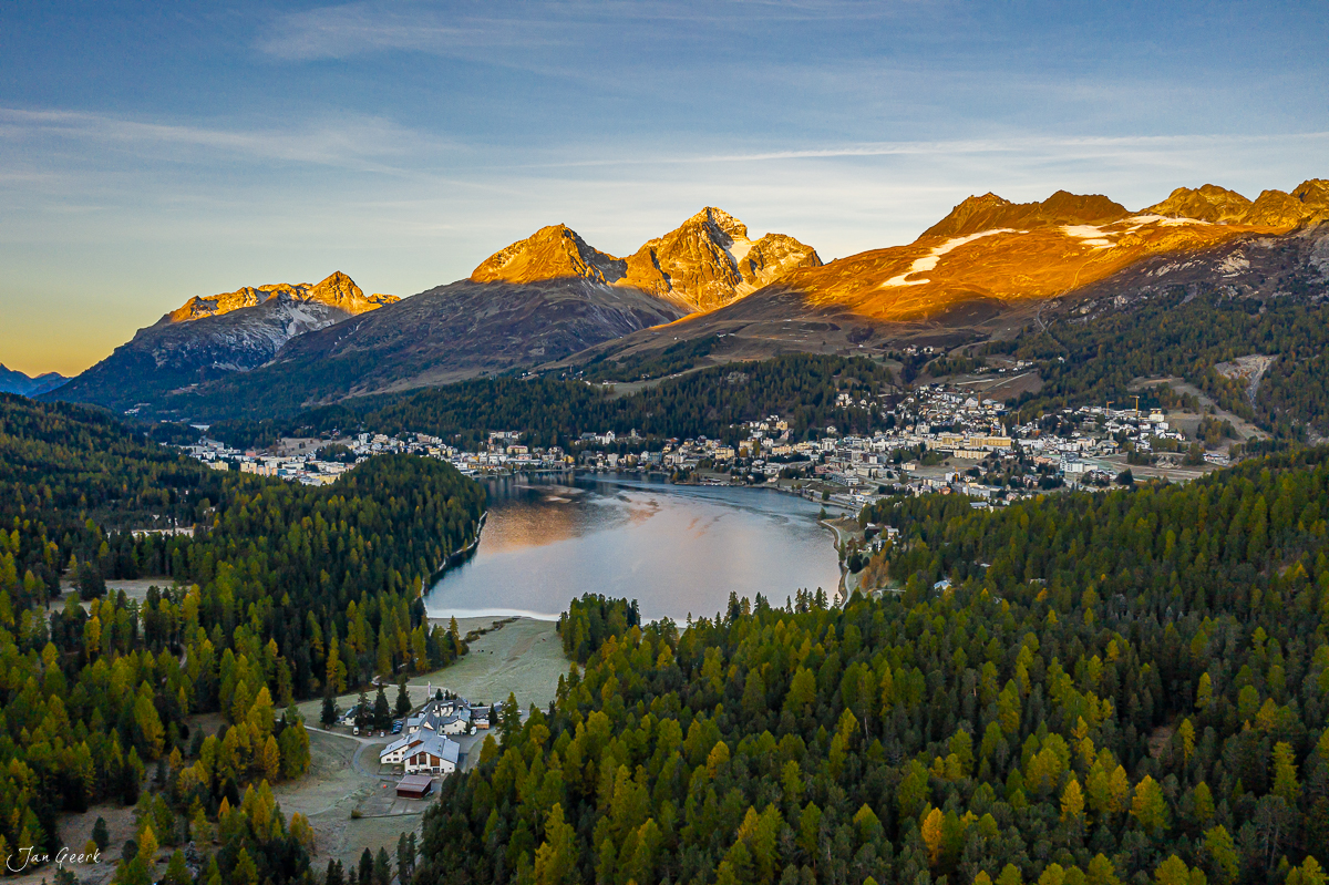 Luftaufnahme Sankt Moritz mit See Berglandschaft Herbst Graubünden Schweiz Jan Geerk Fotograf Basel