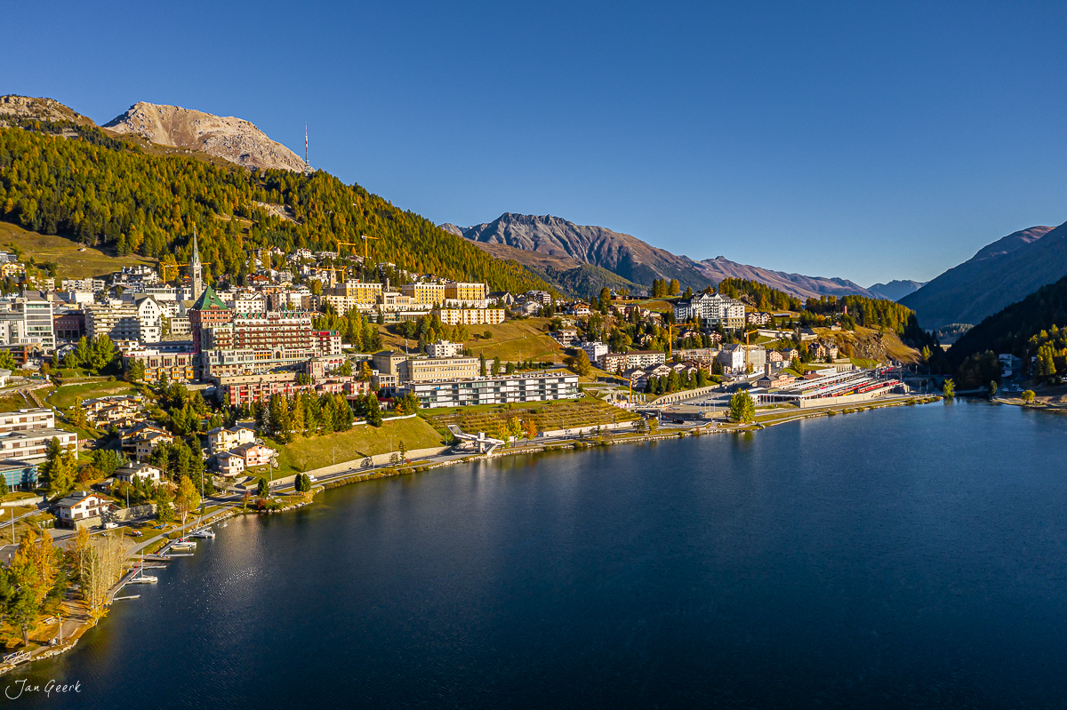 Luftaufnahme von Sankt Moritz am See mit Herbstwald, Bergen und alpiner Architektur Graubünden Schweiz – Jan Geerk Fotograf Basel