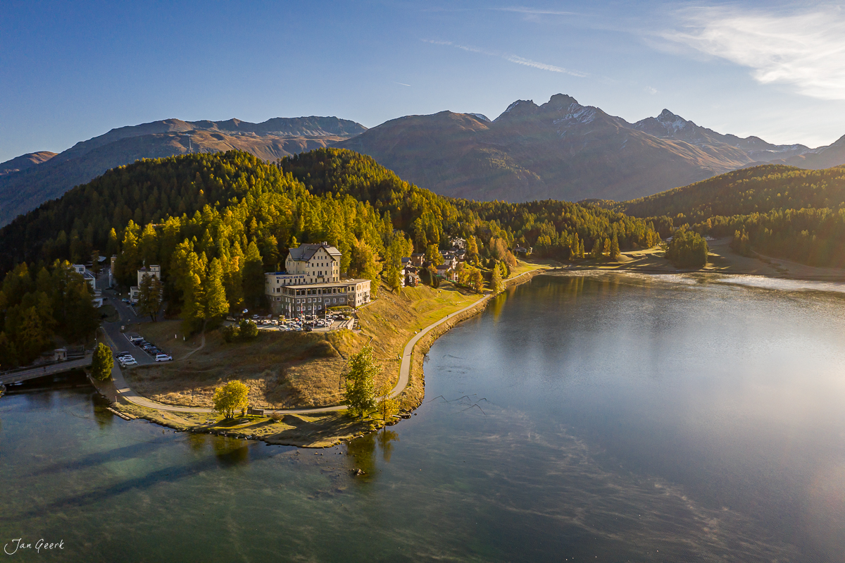 Schloss Hotel am See umgeben von Lärchenwäldern im Herbst, Engadin, Graubünden Schweiz – Jan Geerk Fotograf Basel