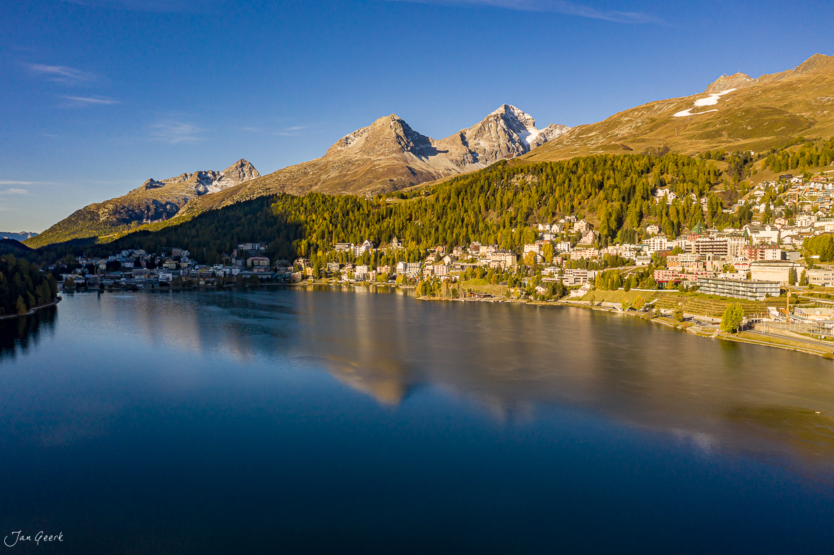Alpiner See mit Bergpanorama und Lärchenwäldern in goldener Herbststimmung Graubünden Schweiz – Jan Geerk Fotograf Basel