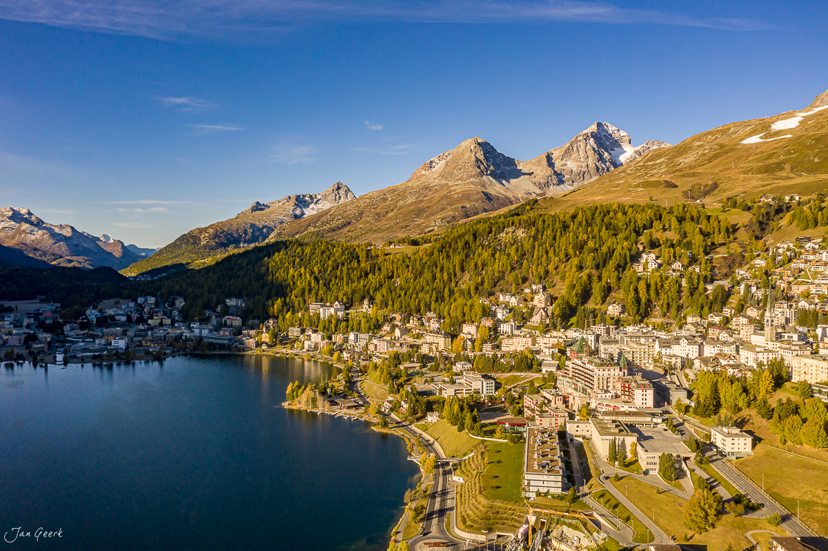 Luftaufnahme Sankt-Moritz mit Bergsee, Lärchenwäldern und Bergen in Herbststimmung Graubünden Schweiz – Jan Geerk Fotograf Basel