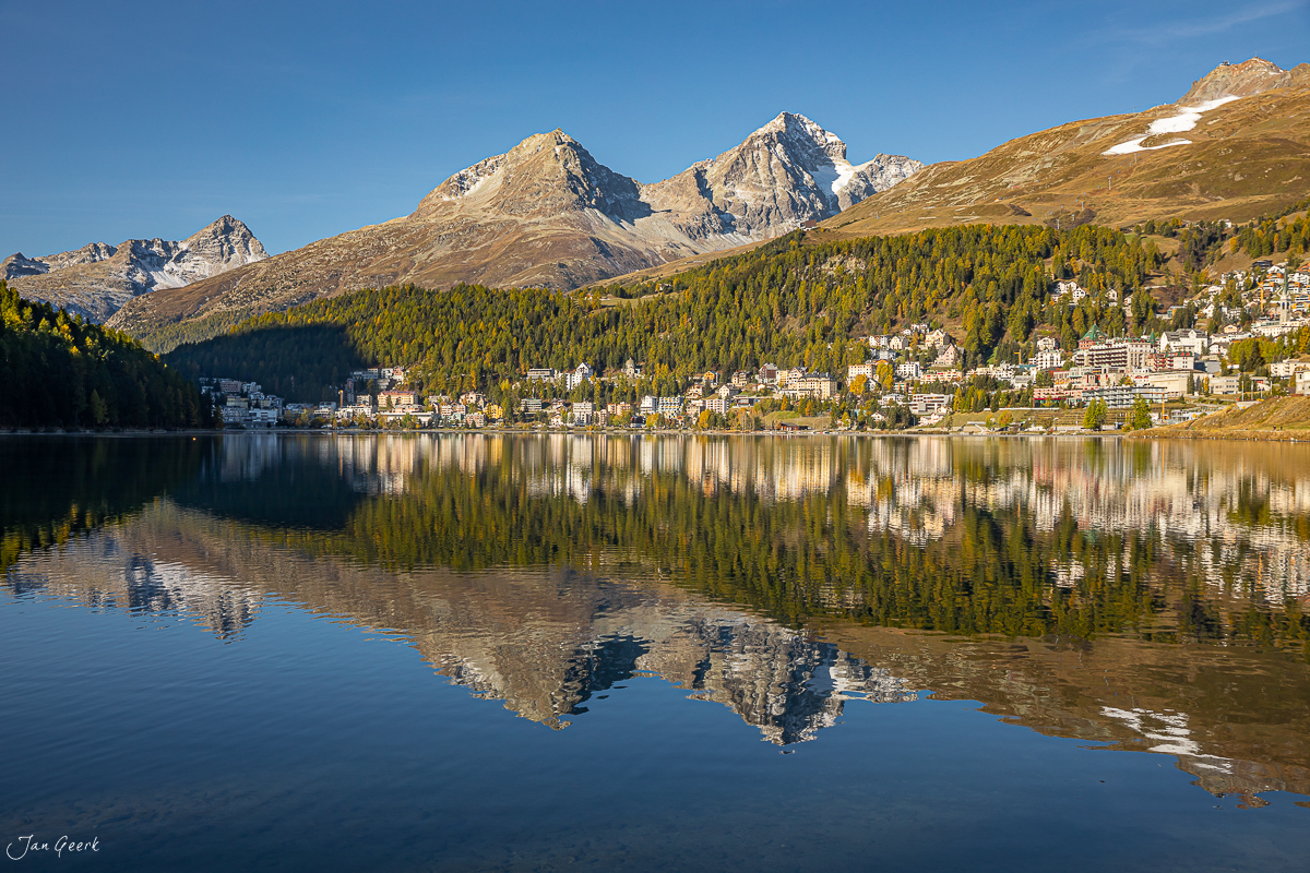 Bergsee mit Spiegelung der schneebedeckten Gipfel und herbstlichem Lärchwald, Sankt-Moritz Graubünden Schweiz – Jan Geerk Fotograf Basel