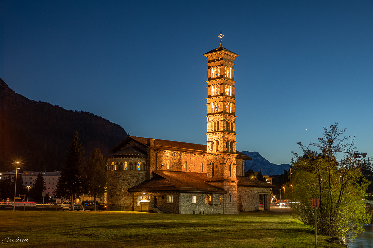 Beleuchtete Kirche mit Glockenturm in St. Moritz Graubünden in der Abenddämmerung Schweiz – Jan Geerk Fotograf Basel