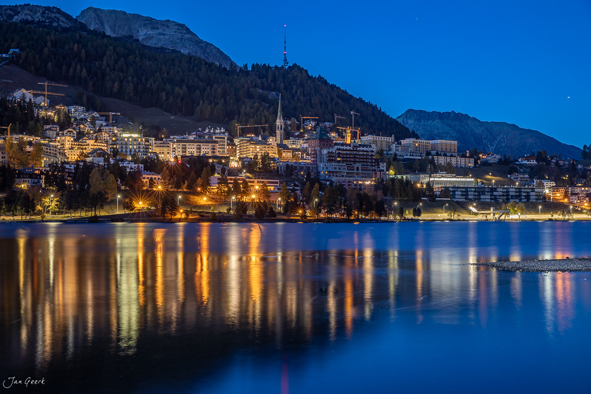 Nächtliche Stadtansicht Sankt Moritz mit beleuchteter Uferpromenade und Seespiegelung Graubünden Schweiz Jan Geerk Fotograf Basel