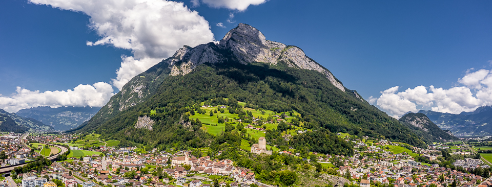 Luftaufnahme Sargans mit Bergen Sommer Graubünden Schweiz – Jan Geerk Fotograf Basel