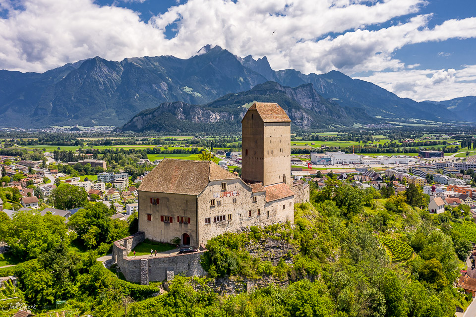 Schloss Sargans in der Schweiz mit Alpenpanorama, Luftaufnahme im Sommer, Fotograf Jan Geerk Basel