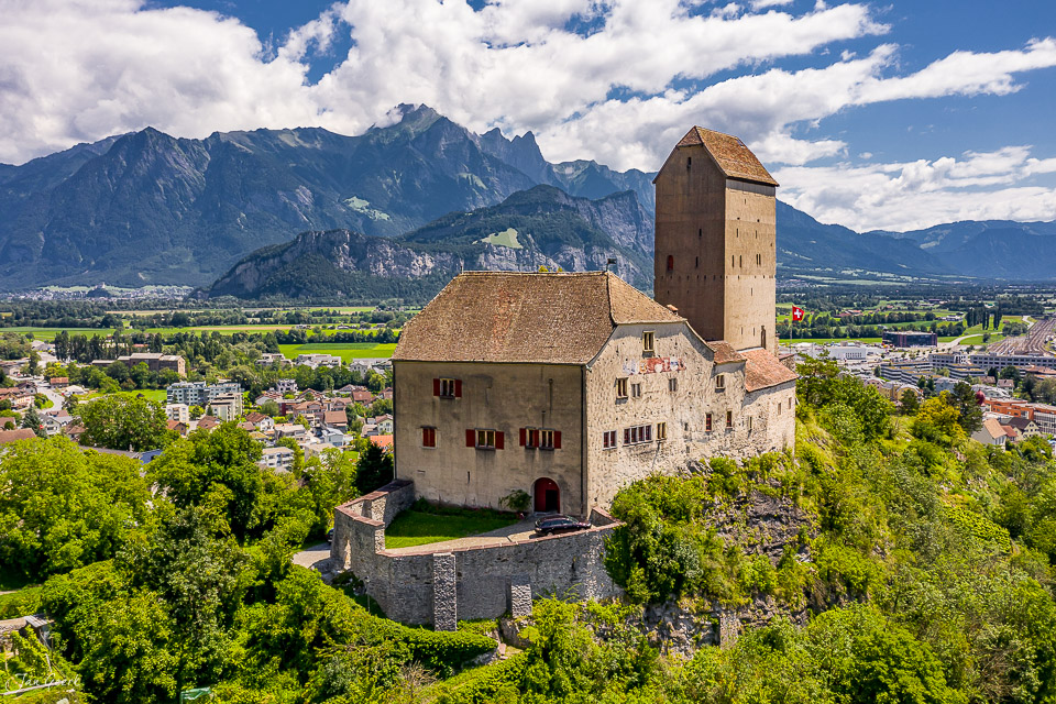 Schloss Tarasp Luftaufnahme Sommer Graubünden Schweiz Jan Geerk Fotograf Basel