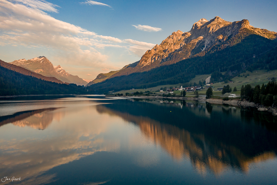 Sufersersee mit Bergspiegelung in goldenem Licht, Graubünden Schweiz – Jan Geerk Fotograf Basel