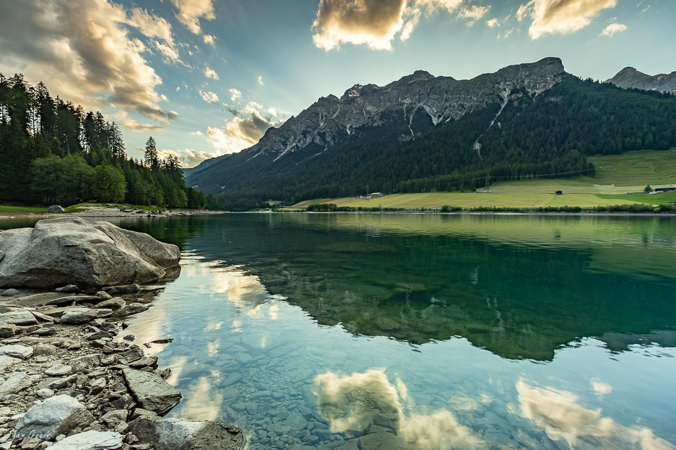 Bergsee Sufers mit Bergspiegelung, klare Sommerlichtstimmung in Graubünden, Schweiz – Jan Geerk Fotograf Basel