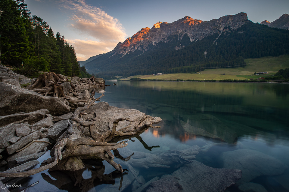 Bergsee mit Alpengipfeln im goldenen Licht, Sufersersee Graubünden Schweiz – Jan Geerk Fotograf Basel